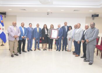 Senado reconoce a Olga Lara por su trayectoria artística