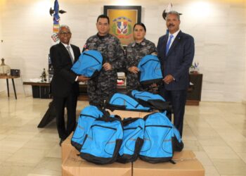 PN recibe donación de mochilas para hijos de agentes