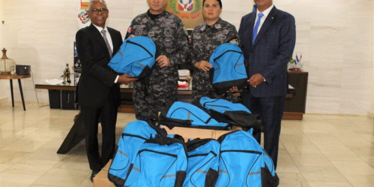 PN recibe donación de mochilas para hijos de agentes