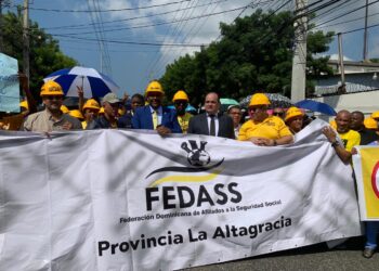 Cientos de médicos y abogados marcharon en contra de la labor de las las ARS y las AFP