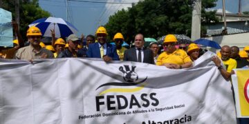 Cientos de médicos y abogados marcharon en contra de la labor de las las ARS y las AFP