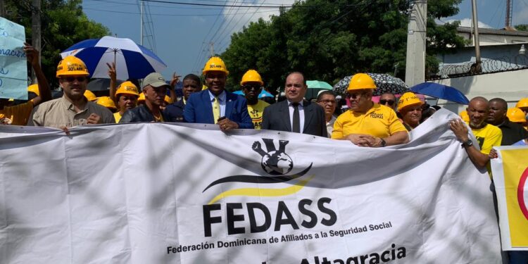 Cientos de médicos y abogados marcharon en contra de la labor de las las ARS y las AFP