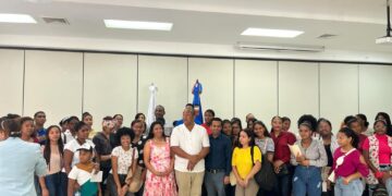 Alcalde José Andújar y su esposa entregan ayuda económicas a estudiantes universitarios