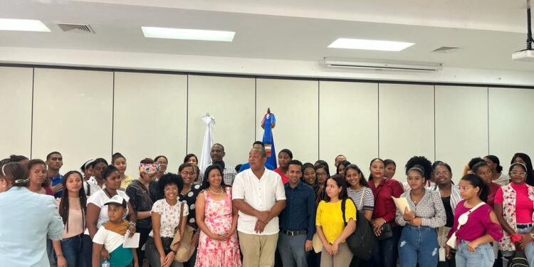 Alcalde José Andújar y su esposa entregan ayuda económicas a estudiantes universitarios