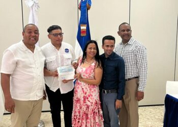 Alcalde SDO y su esposa entregan ayuda económicas a estudiantes universitarios