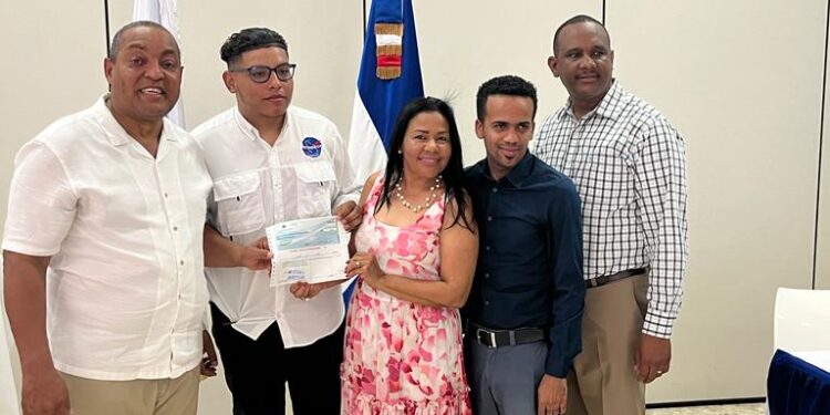 Alcalde SDO y su esposa entregan ayuda económicas a estudiantes universitarios