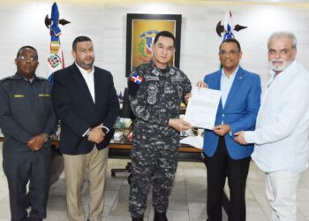 Director de Titulación entrega títulos de propiedad a 11 destacamentos policiales