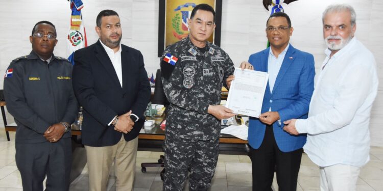 Director de Titulación entrega títulos de propiedad a 11 destacamentos policiales