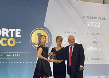 Revista Reporte Médico cumple primer año; reconoce a periodista Martina Espinal