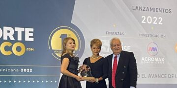 Revista Reporte Médico cumple primer año; reconoce a periodista Martina Espinal