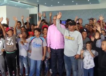 Academia de béisbol Estrella de Wander visita Grupo de Medios Telemicro