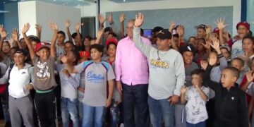 Academia de béisbol Estrella de Wander visita Grupo de Medios Telemicro