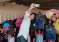 Profesor entrega más 300 mochilas a niños en Cristo Rey