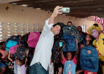 Profesor entrega más 300 mochilas a niños en Cristo Rey