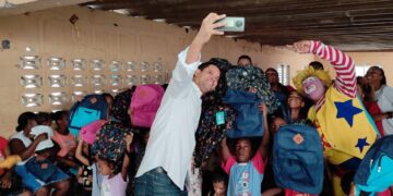 Profesor entrega más 300 mochilas a niños en Cristo Rey