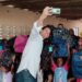 Profesor entrega más 300 mochilas a niños en Cristo Rey