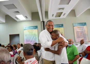  Alcalde José Andújar entrega ayudas a envejecientes por más de 2 millones de pesos