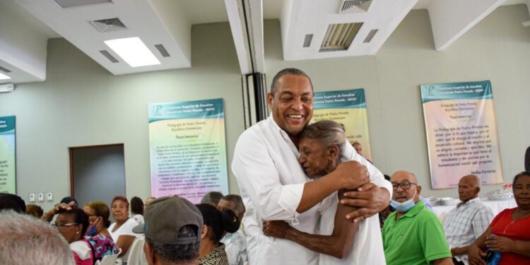 Alcalde José Andújar entrega ayudas a envejecientes por más de 2 millones de pesos