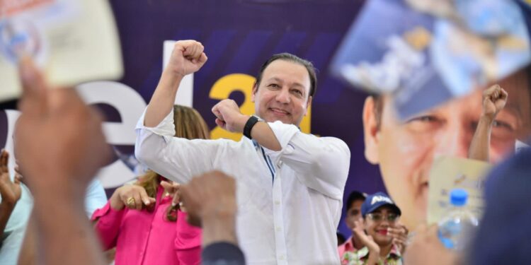 En Santiago Abel Martínez recibe respaldo del territorio que le ha dado todos sus triunfos