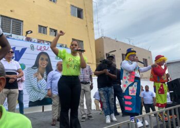 Diputada Betty Gerónimo culmina entrega de miles de útiles escolares a niños