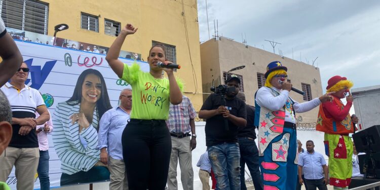 Diputada Betty Gerónimo culmina entrega de miles de útiles escolares a niños