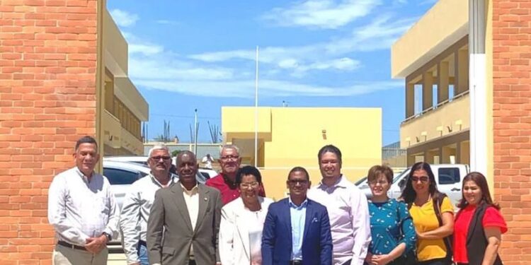 Decana Juana Encarnación recibe Segundo Liceo Experimental de la UASD en Mao