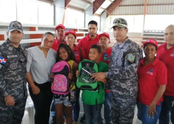 PN entrega útiles escolares a niños de escasos recursos del sector Vietnam de Pekín