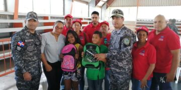 PN entrega útiles escolares a niños de escasos recursos del sector Vietnam de Pekín