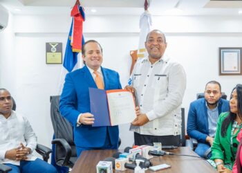 Ministro Paliza entrega recursos para obras municipales de Santo Domingo Oeste