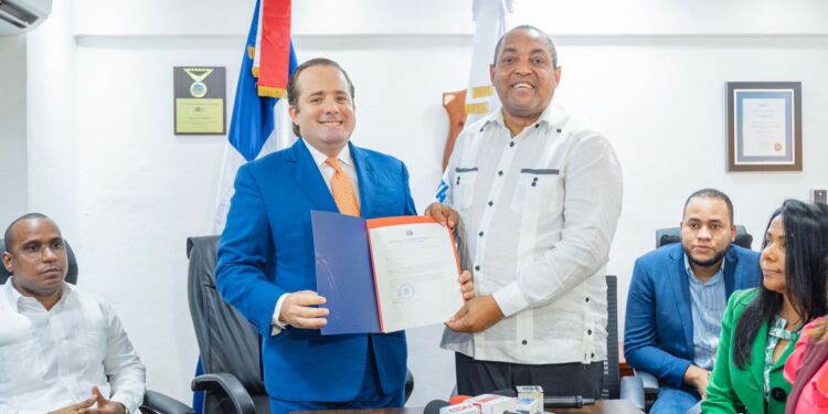 Ministro Paliza entrega recursos para obras municipales de Santo Domingo Oeste