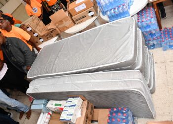 Entregan donativos a Defensa Civil de SDO