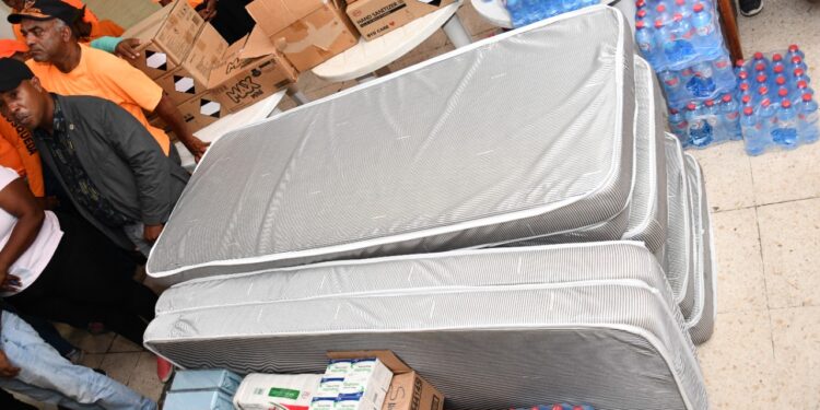 Entregan donativos a Defensa Civil de SDO