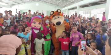 Entregan útiles escolares a cientos de niños de escasos recursos en El Llano