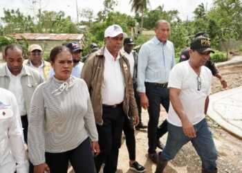 Víctor D’ Aza lleva ayuda y coordina la respuesta a daños de Fiona en El Seibo