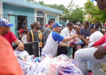 Radhamés González distribuye raciones en sectores vulnerables de SDO