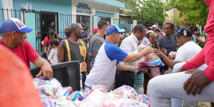 Radhamés González distribuye raciones en sectores vulnerables de SDO