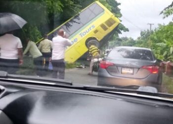 Autobús se precipita en puente de la comunidad de Montaño en San Cristóbal