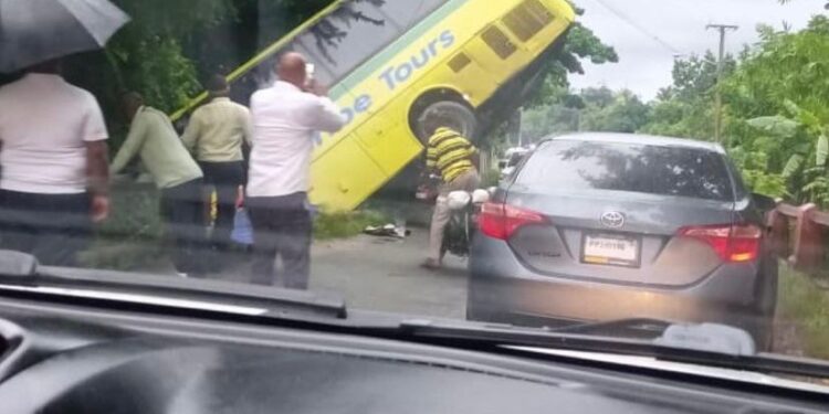 Autobús se precipita en puente de la comunidad de Montaño en San Cristóbal