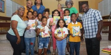 Entregan útiles escolares a decenas de niños y adolescentes en Los Alcarrizos