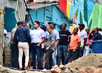 Diputado Elías Matos verifica situación del sector Los Platanitos del DN luego del paso de  Fiona
