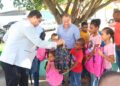 Rafael Amador Figaris entrega útiles escolares a hijos del Círculo de Reporteros Gráficos TV