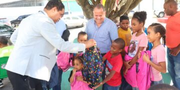 Rafael Amador Figaris entrega útiles escolares a hijos del Círculo de Reporteros Gráficos TV