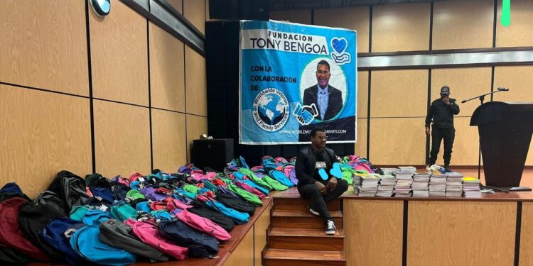 OMH y empresario Tony Bengoa realizan entrega de kits de útiles escolares a niños de Dajabón