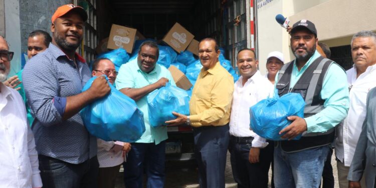 Antonio Marte entrega primera partida de ayuda para familias afectadas por el huracán Fiona en Higüey