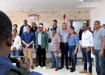 Comunidad Segura evalúa y techa casas afectadas por Fiona