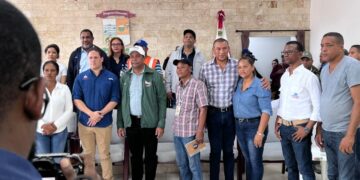 Comunidad Segura evalúa y techa casas afectadas por Fiona