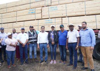 Fedomu entrega RD$27 millones en zinc y madera a Higüey y El Seybo