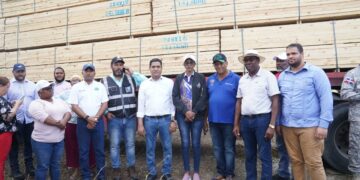 Fedomu entrega RD$27 millones en zinc y madera a Higüey y El Seybo