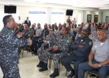 Inspector General de la Policía imparte charla de orientación con miras a fortalecer la calidad en el servicio