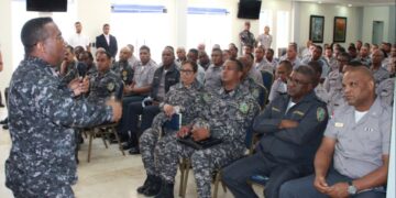 Inspector General de la Policía imparte charla de orientación con miras a fortalecer la calidad en el servicio